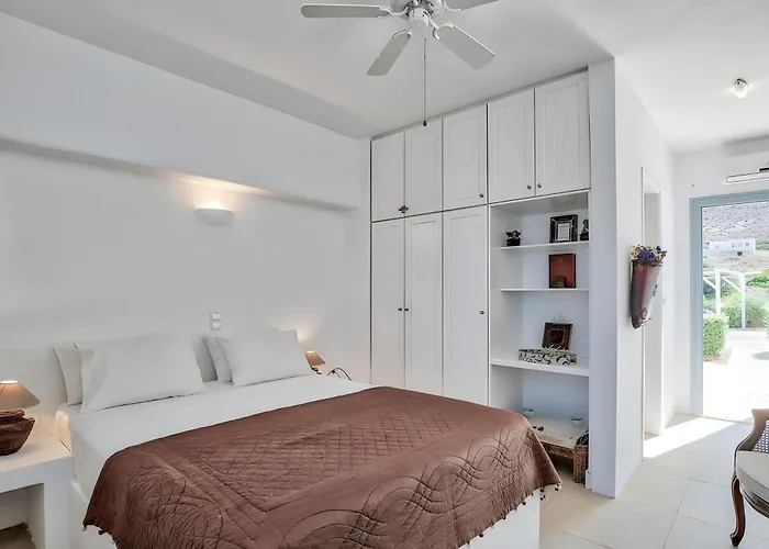 Afroditi A * Antiparos Town